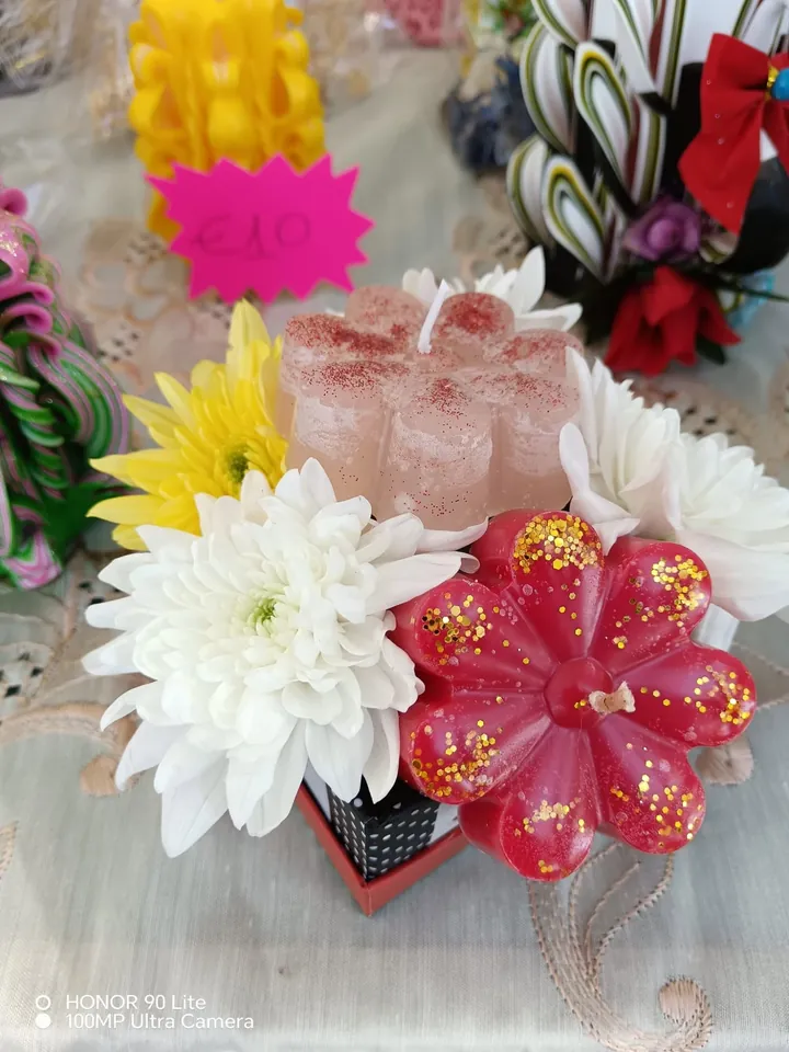 Candele a forma di fiore con crisantemi, al banco del mercatino