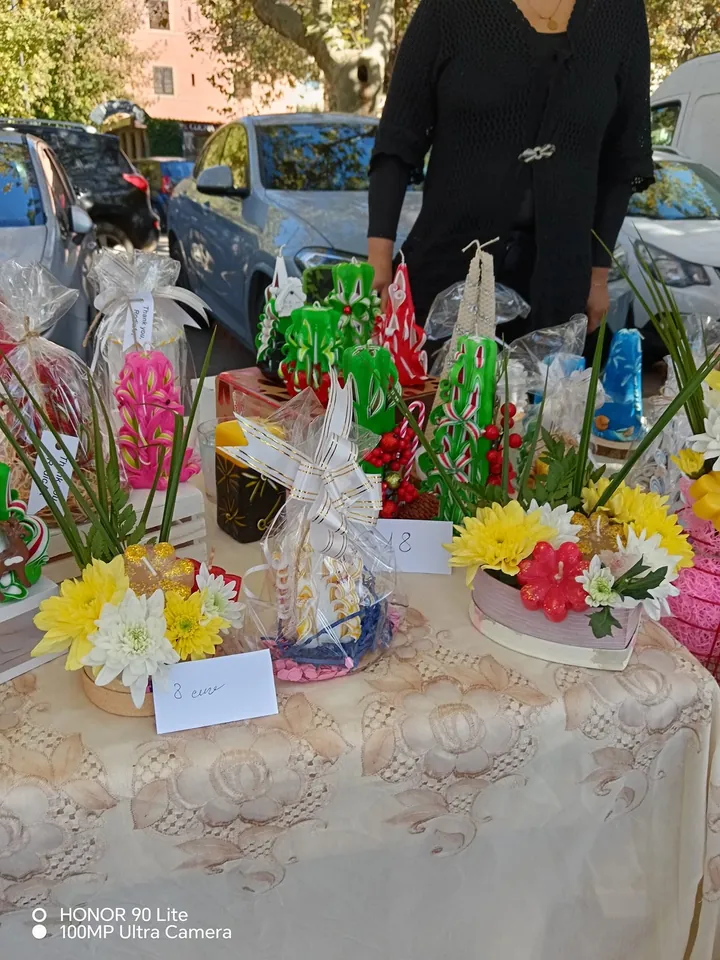 Il banco del mercatino con candele e fiori