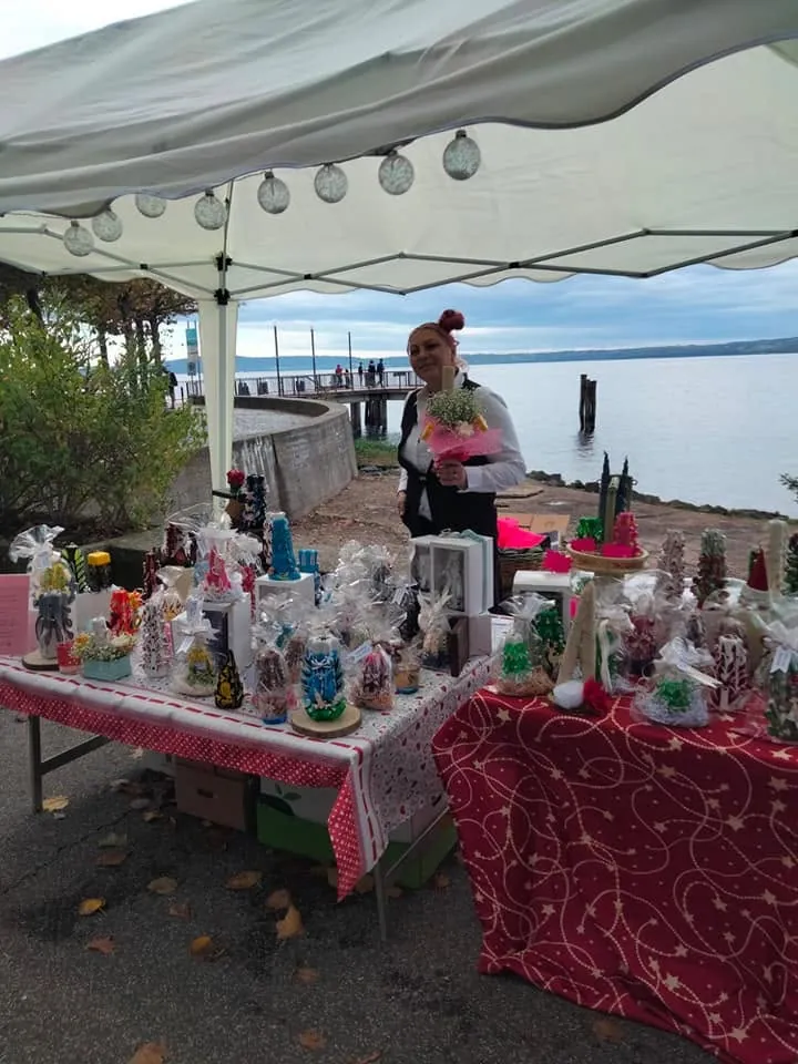 Lo stand sotto il gazebo, con il lago sullo sfondo