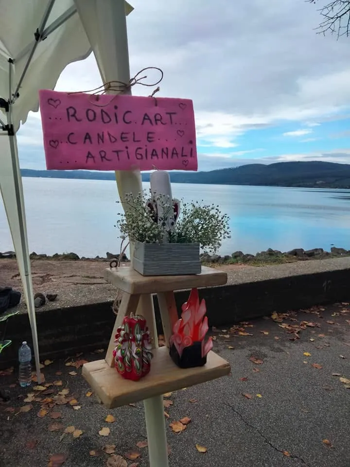 Cartello rosa Rodicart, con il lago dietro