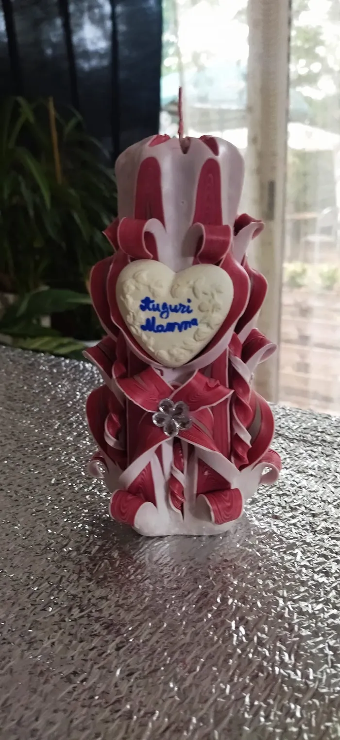 Candela scolpita rossa e bianca con un cuore bianco e la scritta Auguri Mamma